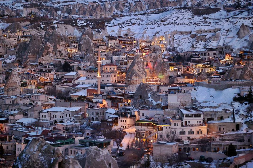 Beyaza bürünen Kapadokya büyüledi! Şehrin ışıkları geceyi aydınlattı 11